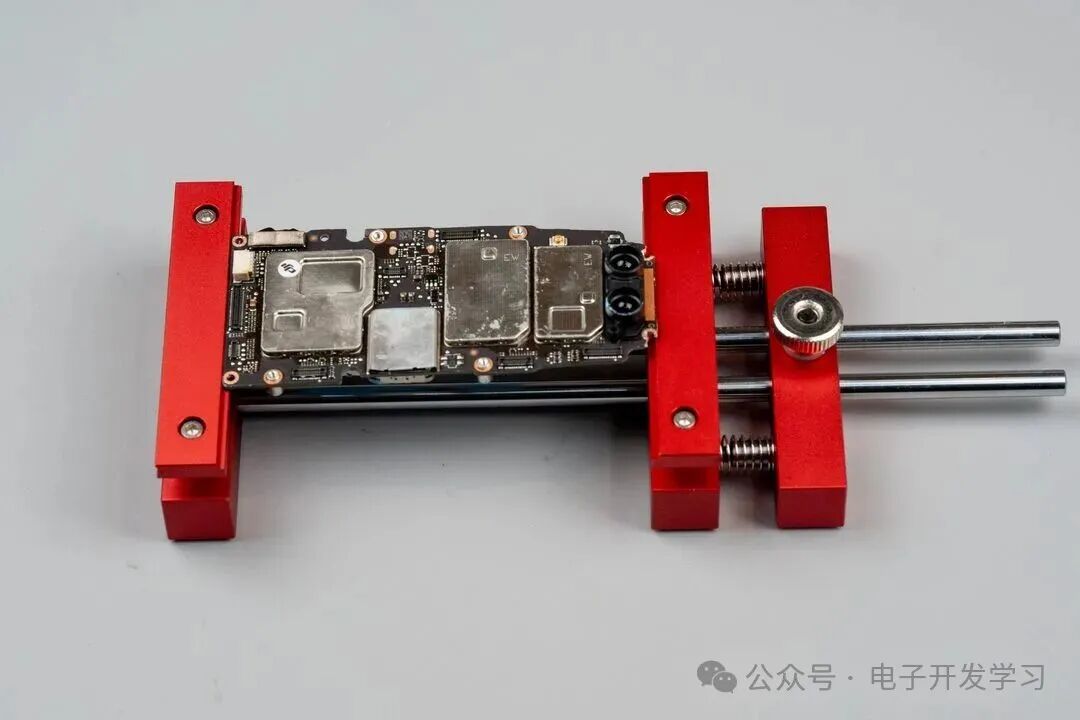 工装夹具固定飞控板准备拆解