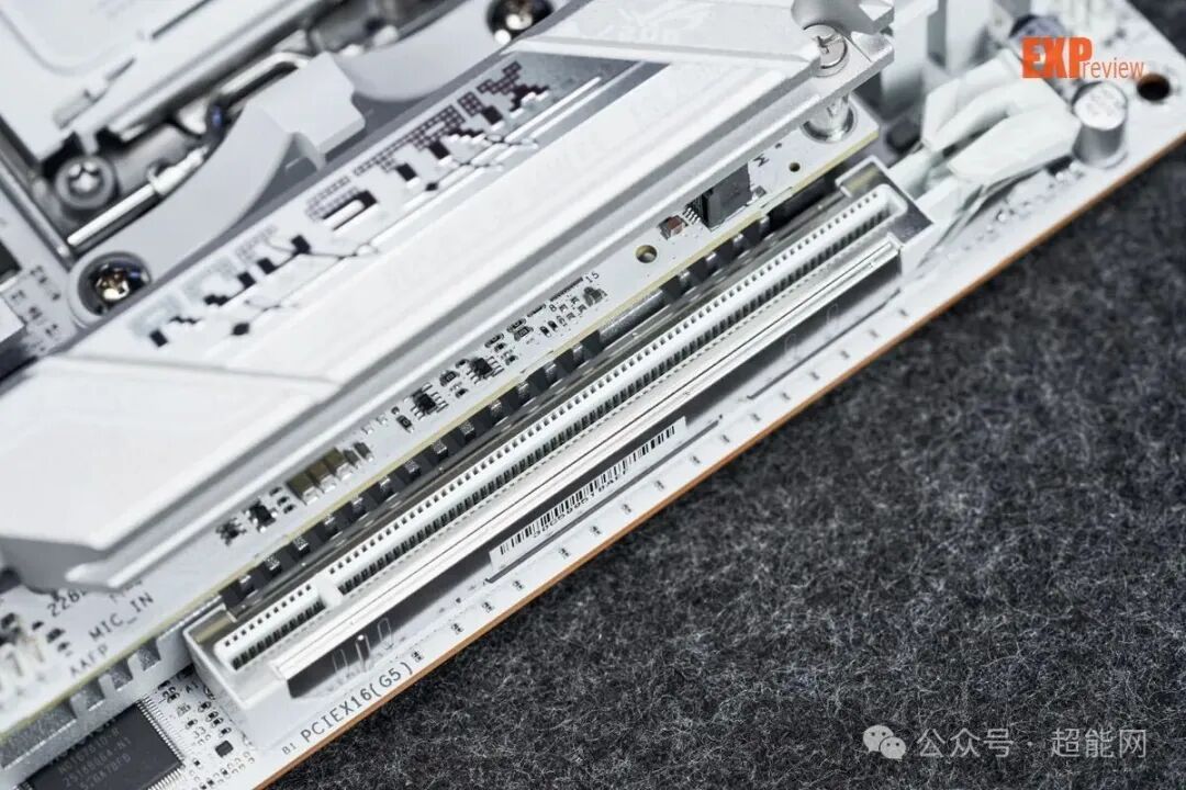 主板PCIe插槽区域