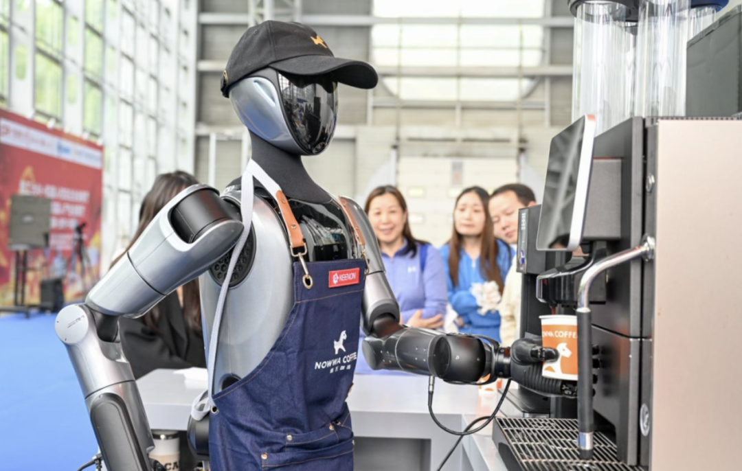 擎朗机器人在挪瓦咖啡展台制作咖啡