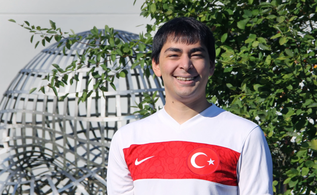 Levent Alpöge 的户外肖像照