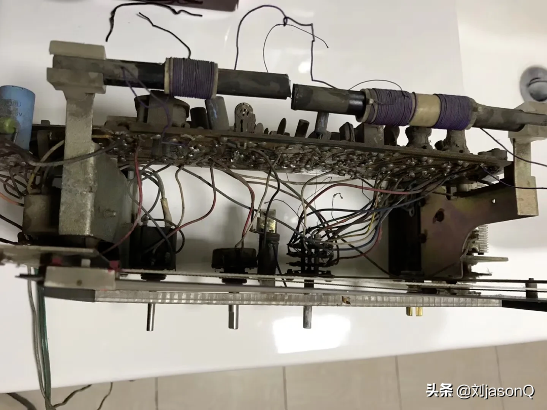 老旧机械电子装置特写，含缠绕漆包线的金属轴