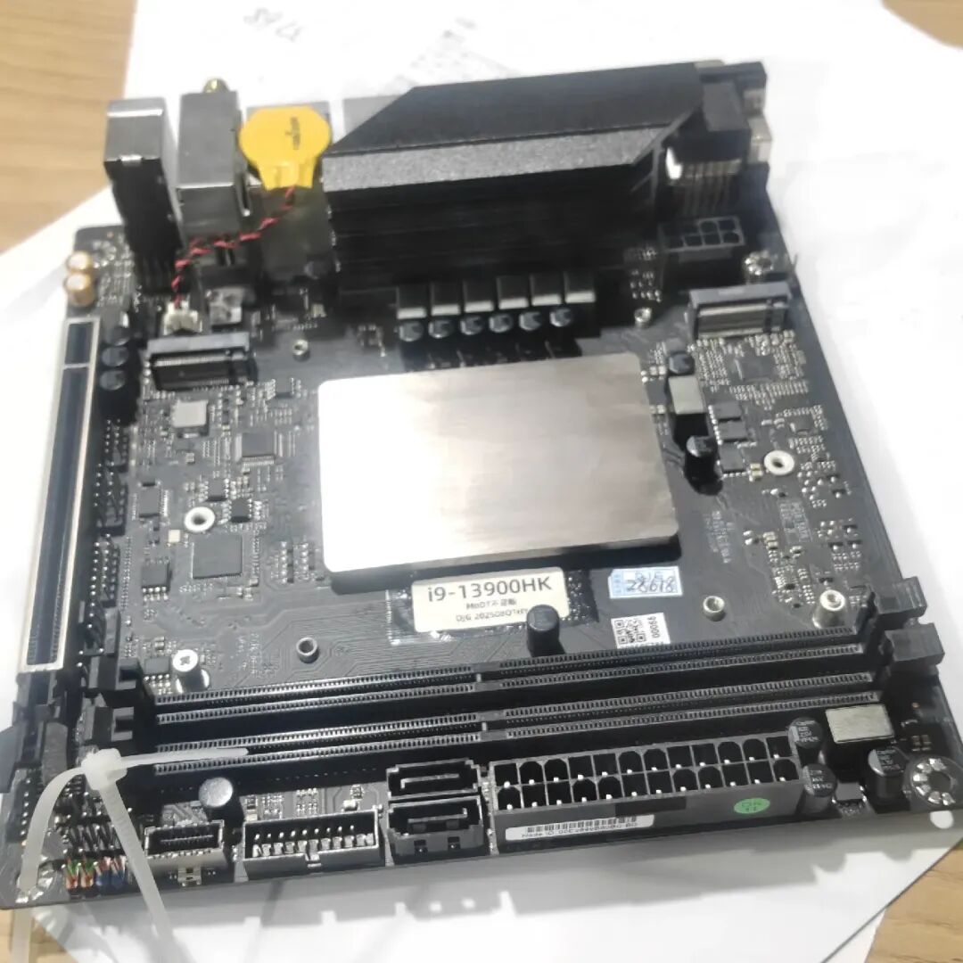 i9-13900HK 标签特写及 B760 小主板俯拍图