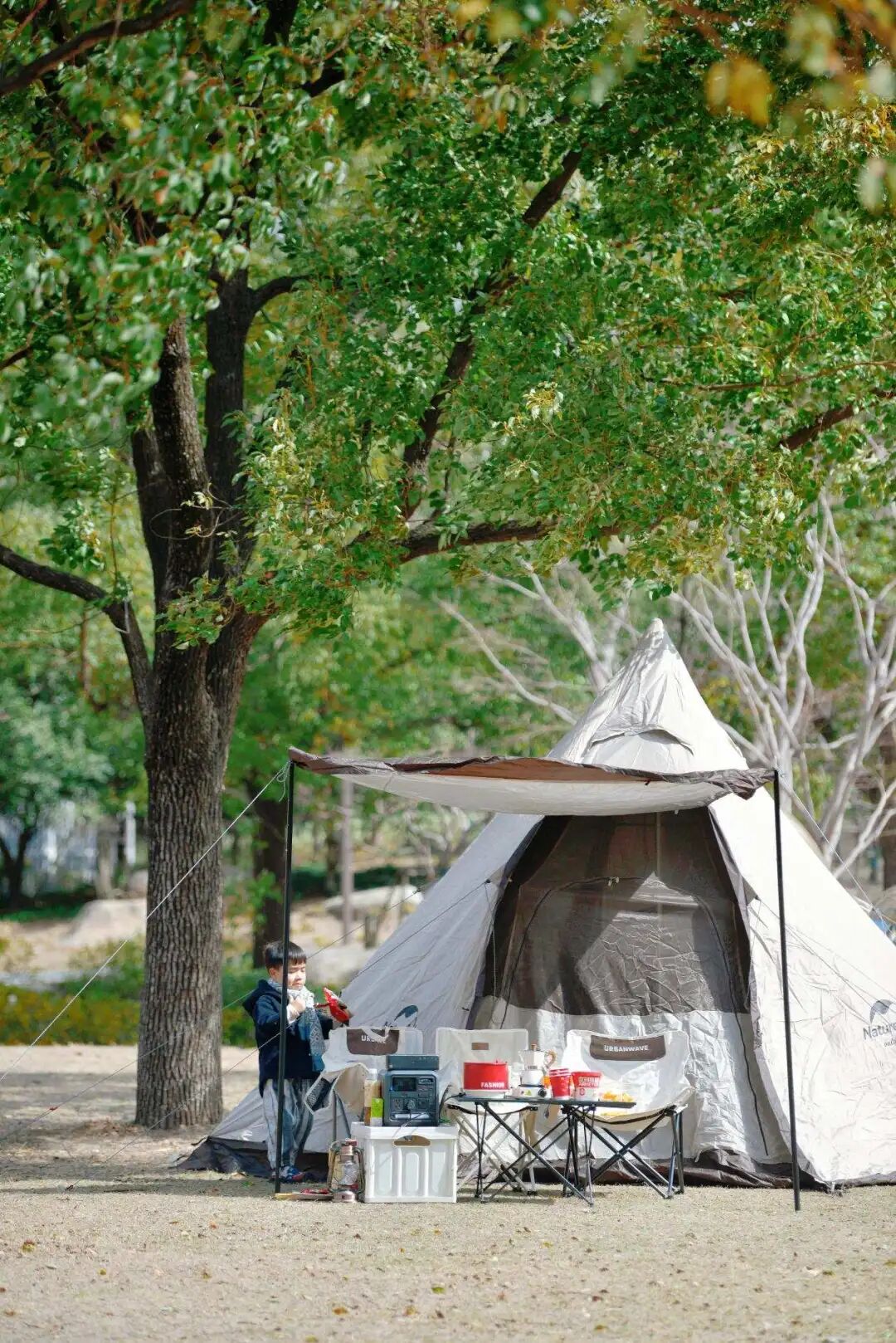 户外露营帐篷场景