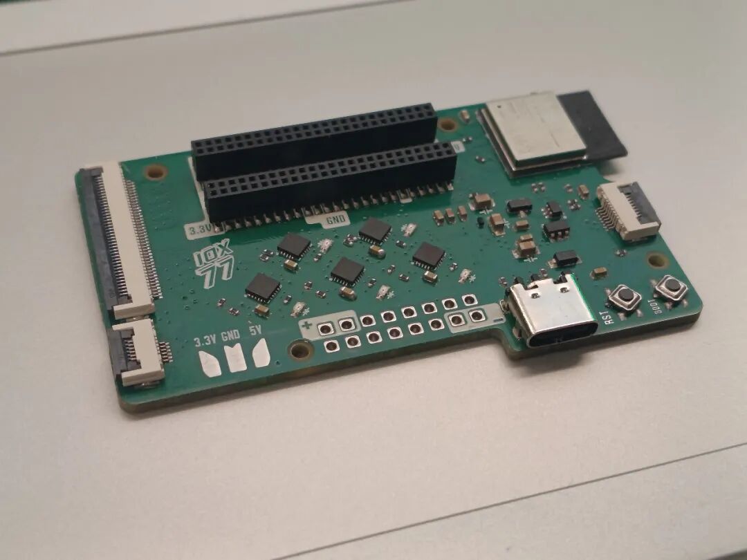 IOX-77 开发板实物图,绿色 PCB、双排针、USB-C 接口和 ESP32 模块