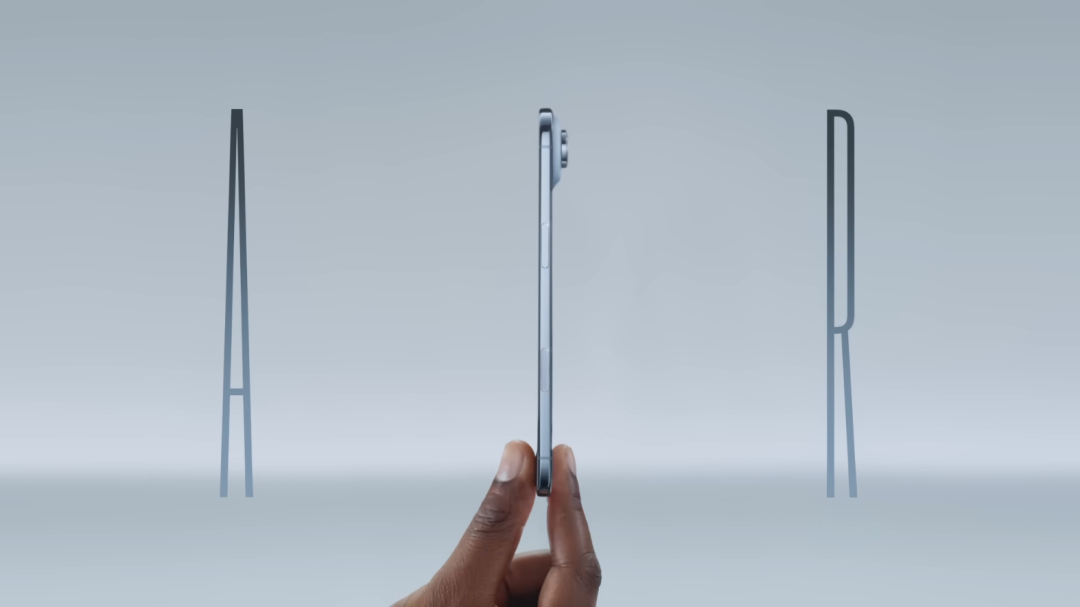 手持iPhone Air概念图,两侧有“A”和“R”抽象标志