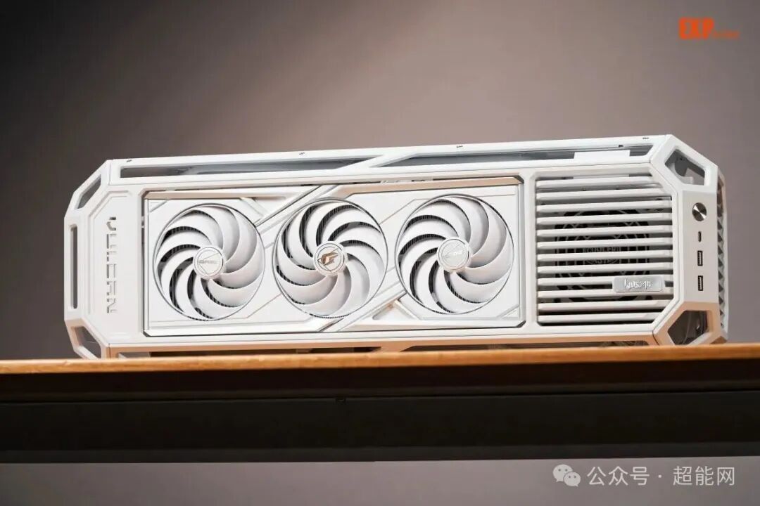白色显卡侧面外观