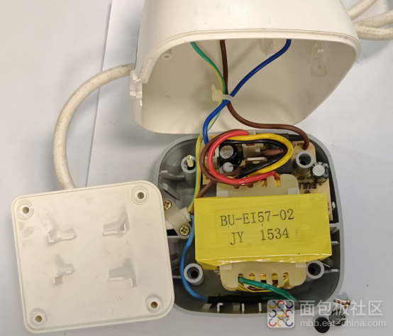 拆解后电压转换器内部全貌与PCB板连接图