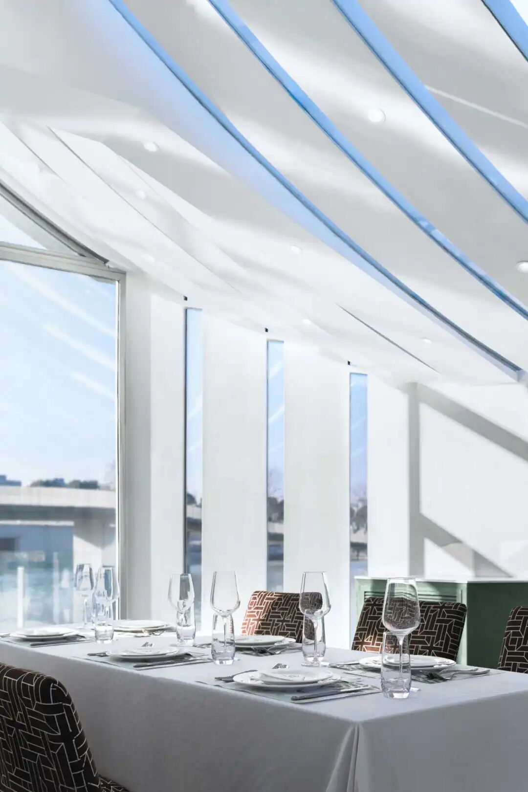 浮岛包间室内餐桌布置