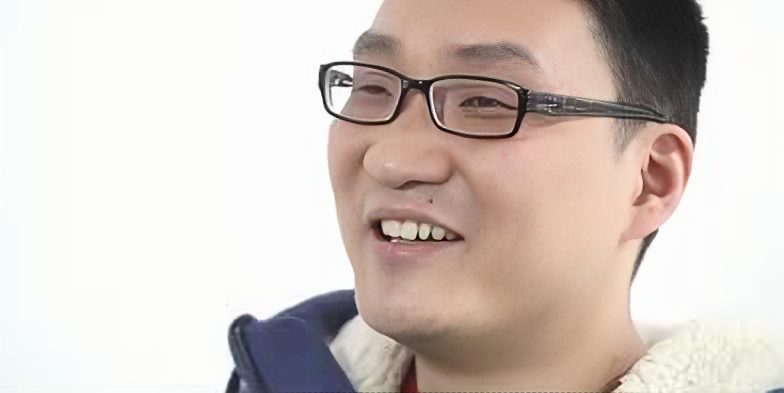 人物侧脸微笑特写