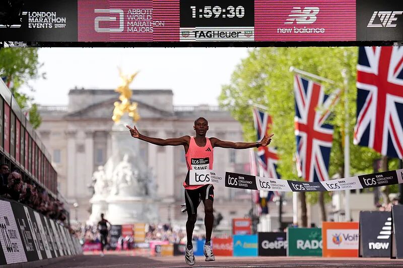 塞巴斯蒂安·萨维冲过伦敦马拉松终点线，电子计时器显示1:59:30