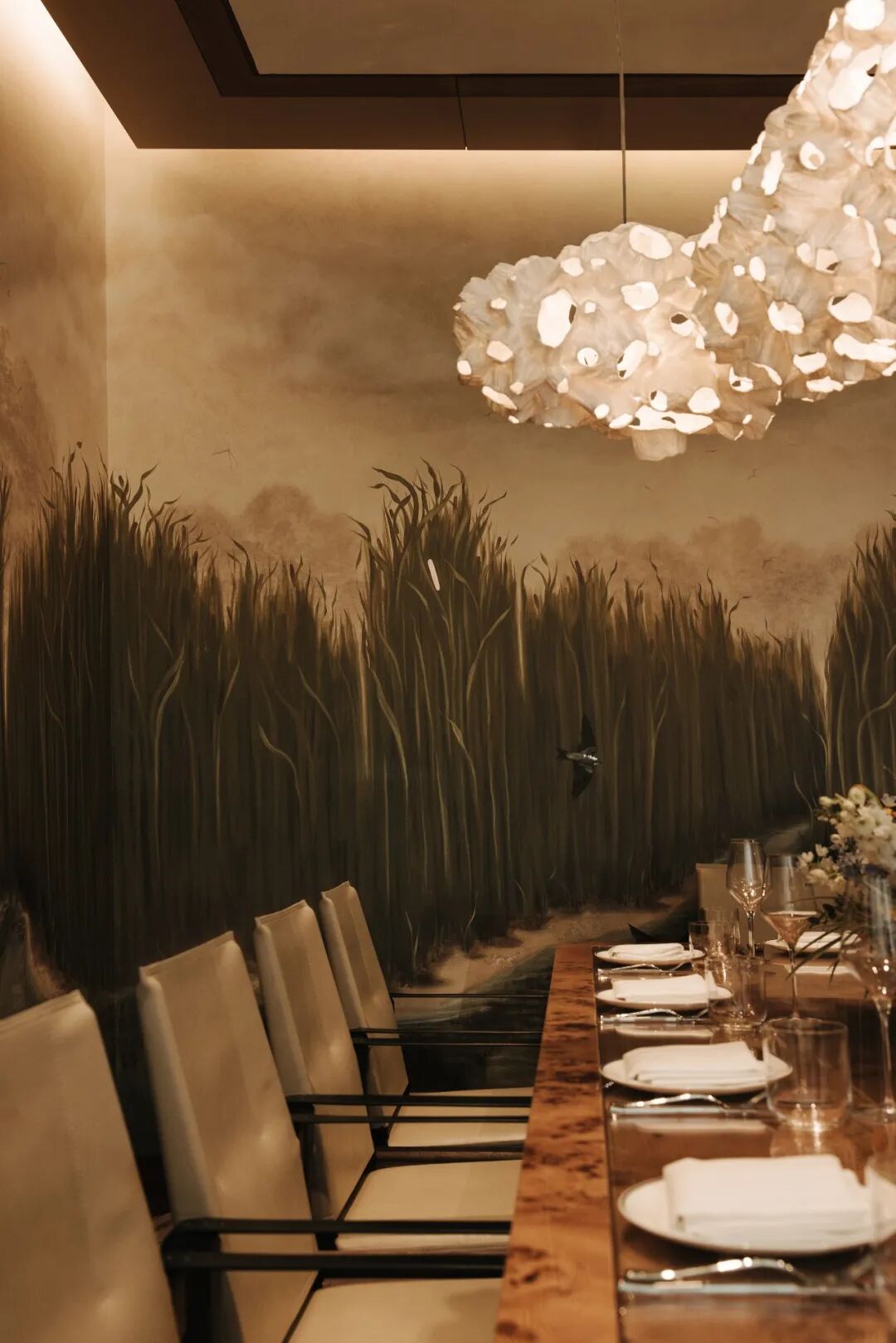 长条餐桌与云朵吊灯