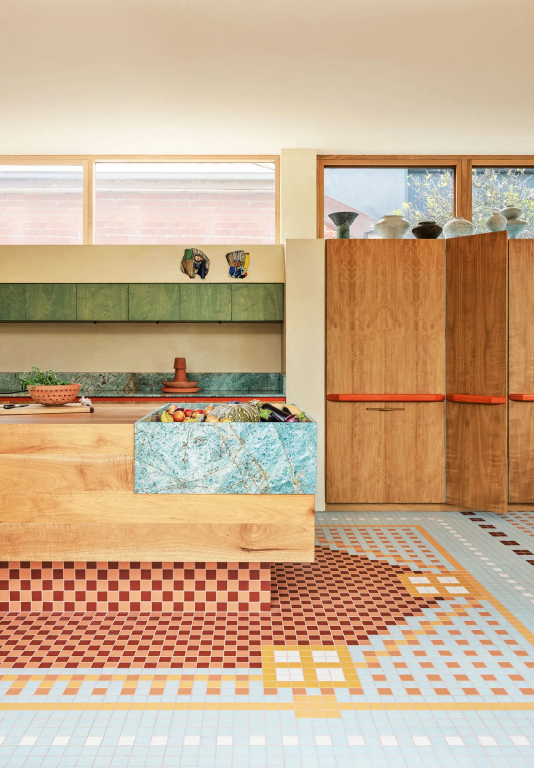 现代厨房与彩色马赛克瓷砖地面
