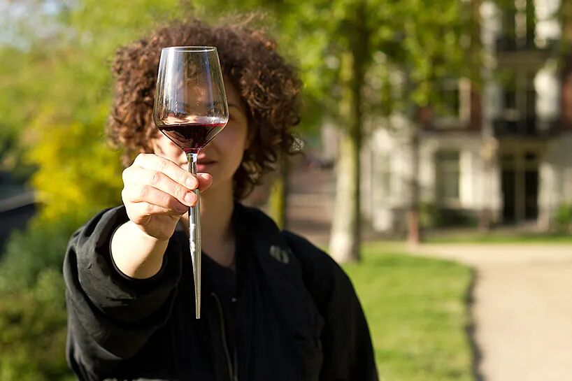 建筑前女性举杯图