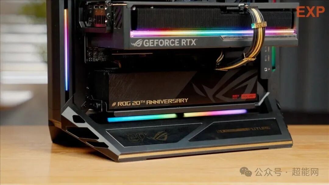 ROG GR20 显卡侧装展示