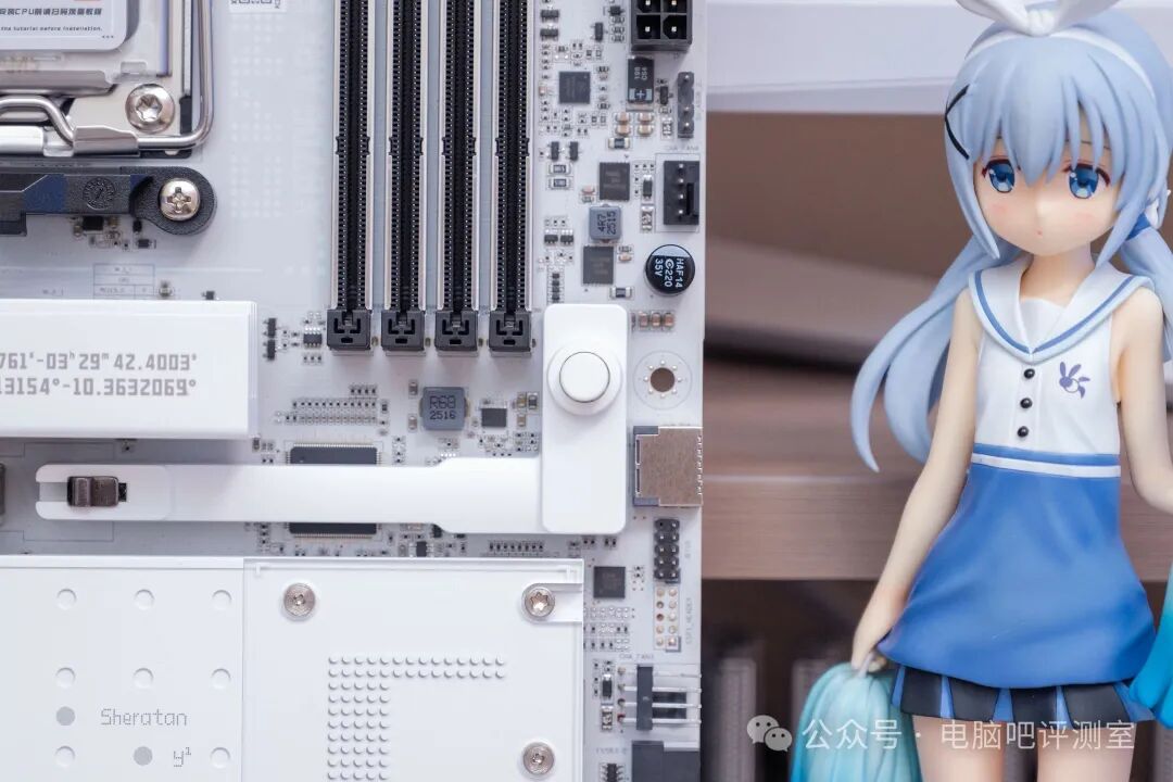 主板局部特写与动漫手办