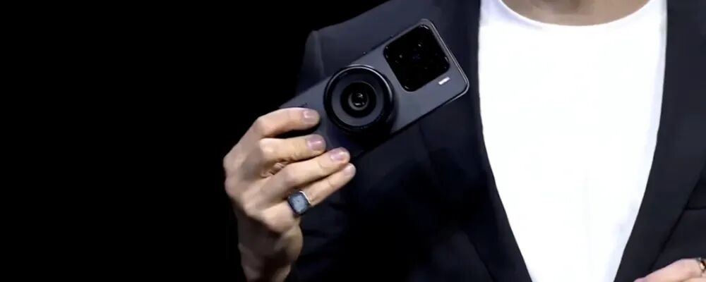 雷军手持搭载磁吸镜头的手机演示