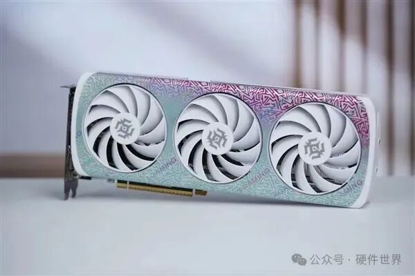 RTX 50系列显卡侧面特写