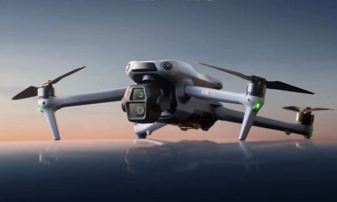 DJI Air 3S无人机悬停水面