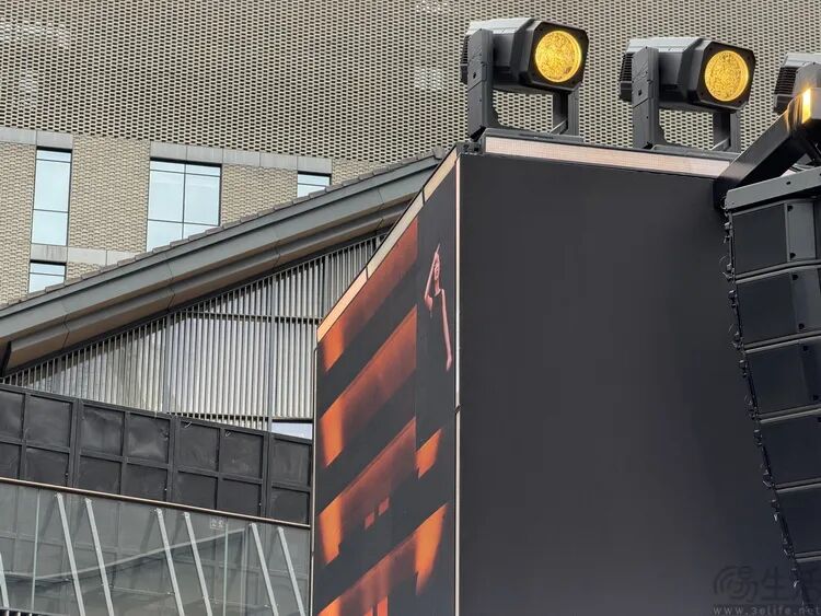 户外建筑旁的 LED 屏幕与舞台灯光