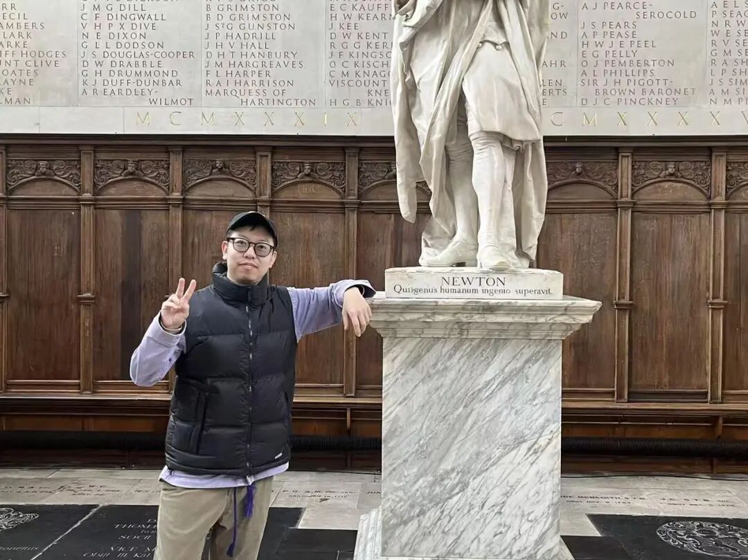 Dinq创始人Sam在雕像前的照片