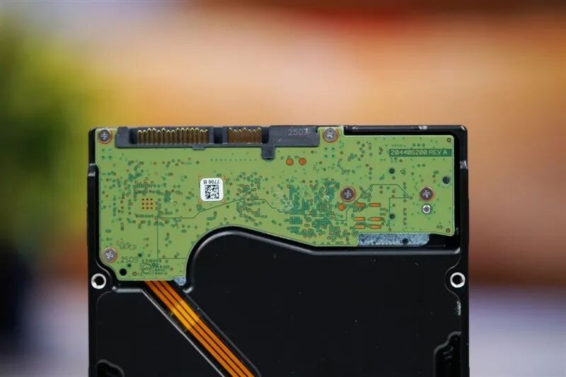 希捷银河Exos 32TB硬盘电路板特写1