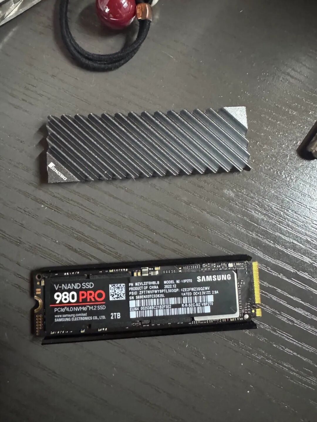 三星980 PRO 2TB PCIe 4.0 NVMe M.2 SSD固态硬盘及Lonsbo散热片实物