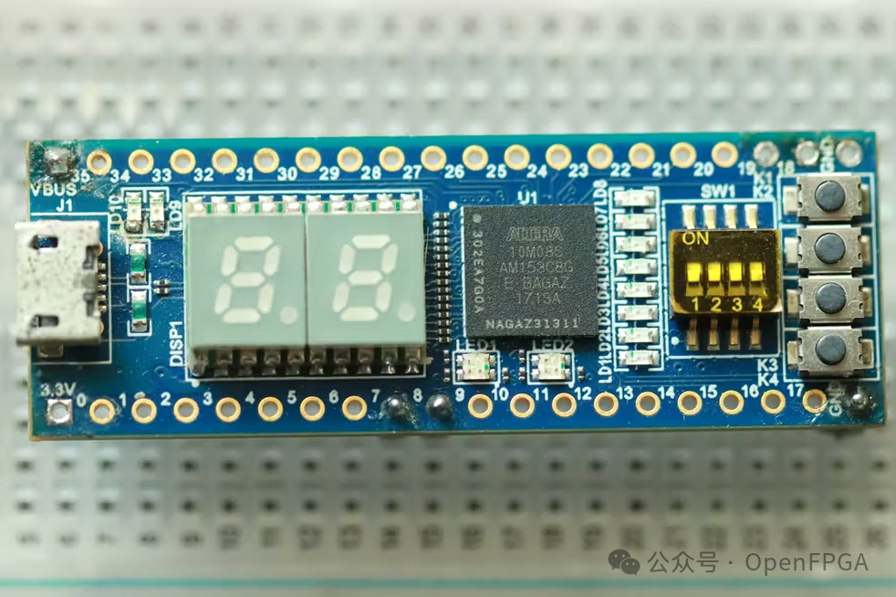 蓝色MAX 10 FPGA开发板正面