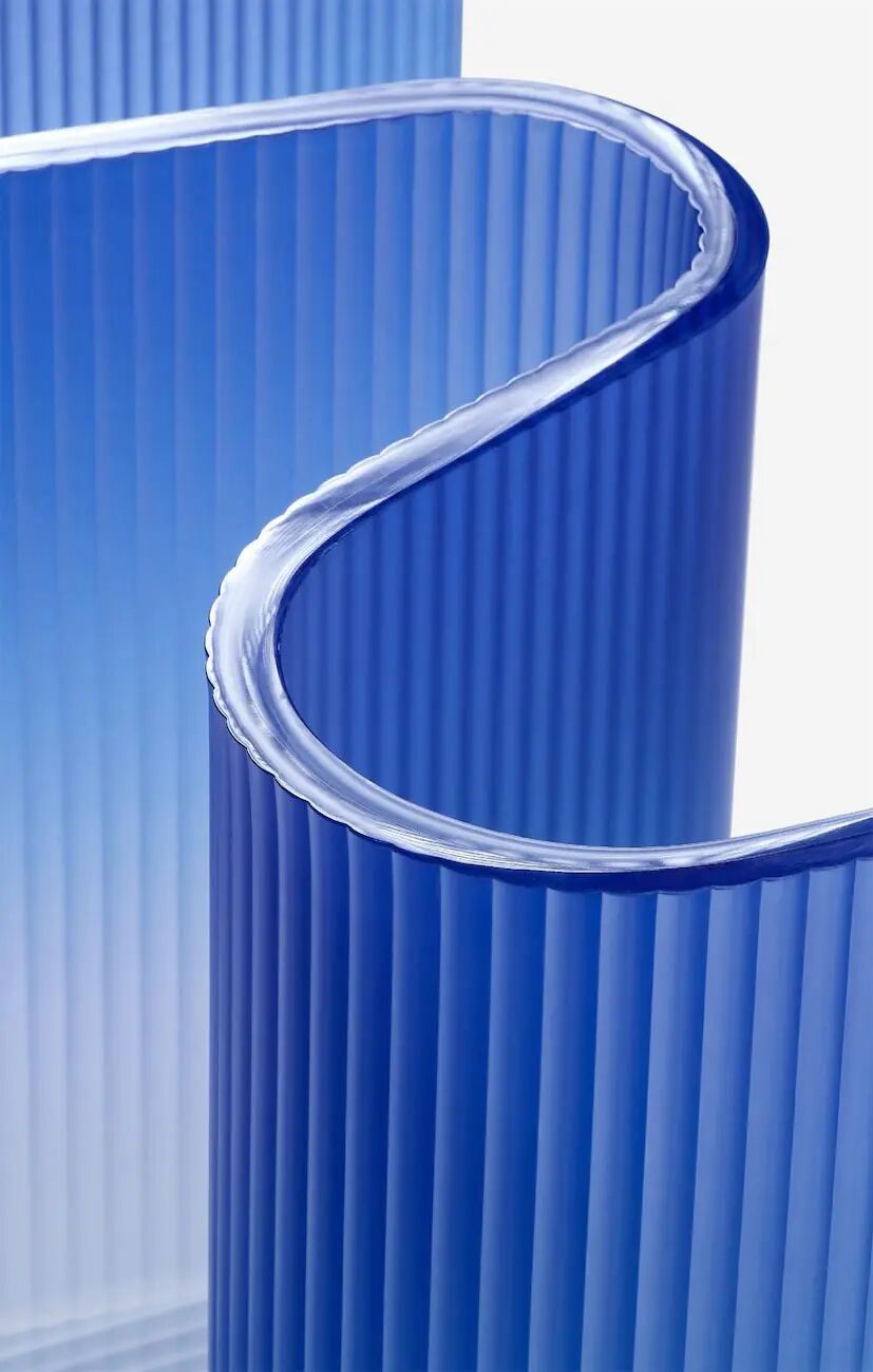 蓝色波纹状弯曲结构