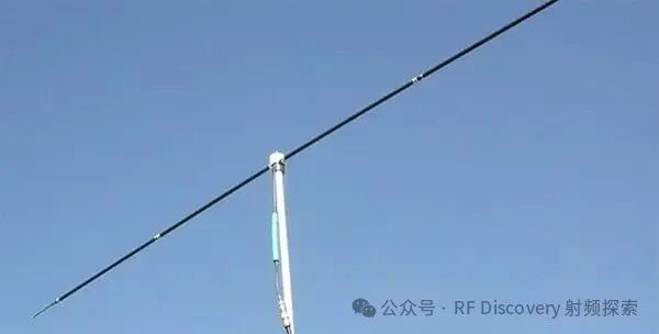 偶极天线水平安装于天线杆上,实现水平极化