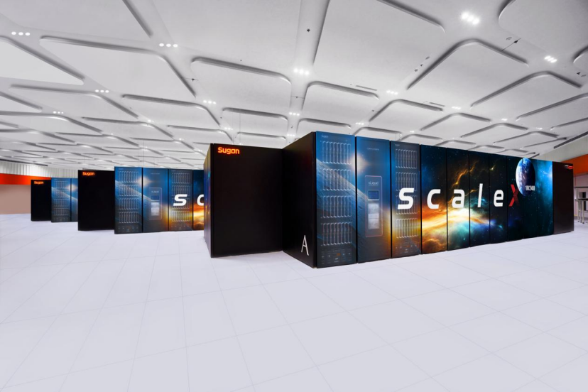 现代化数据中心内部，印有“SCALE”字样的黑色服务器机柜整齐排列