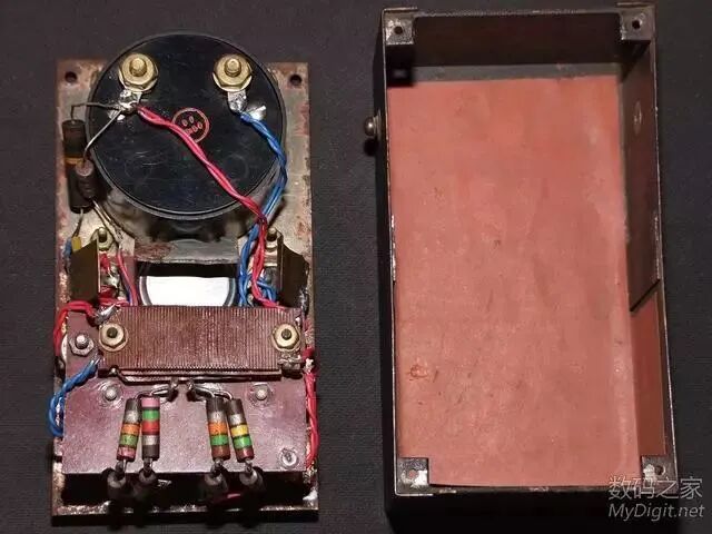 拆解后的万用表内部整体结构