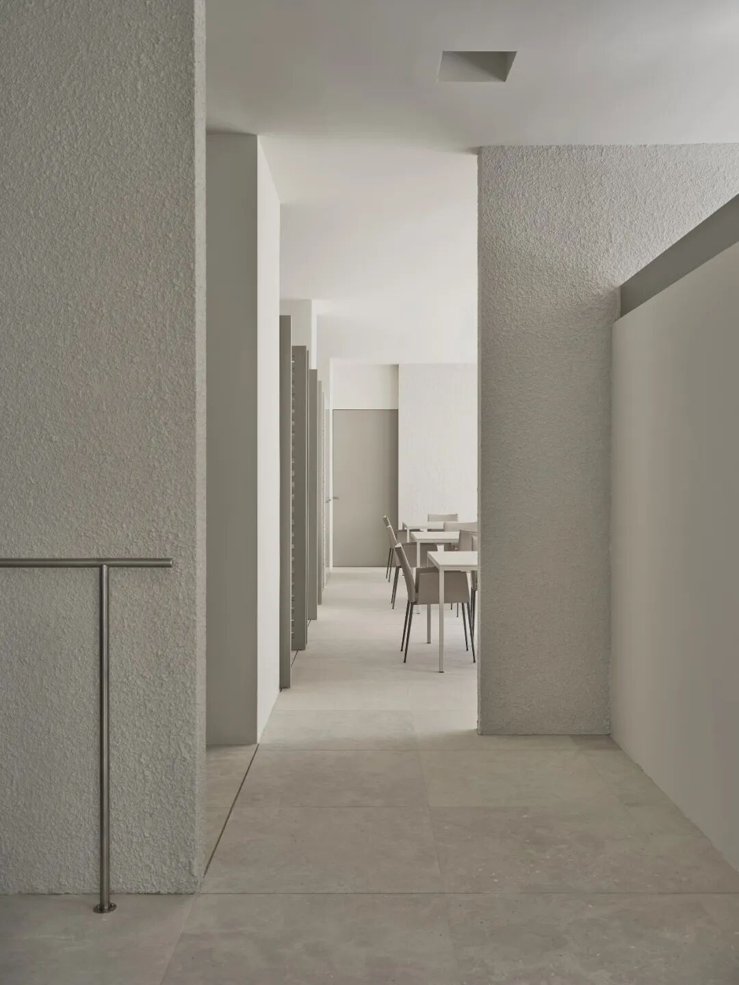 记忆中心的极简主义走廊