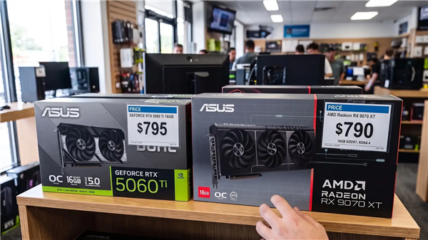 实体店货架:华硕RTX 5060 Ti标价795美元,RX 9070 XT标价790美元