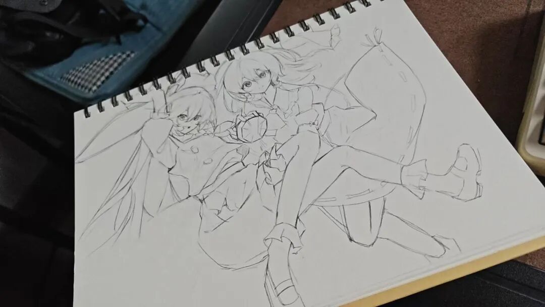 小水的铅笔手绘线稿,描绘了两个动漫风格少女角色