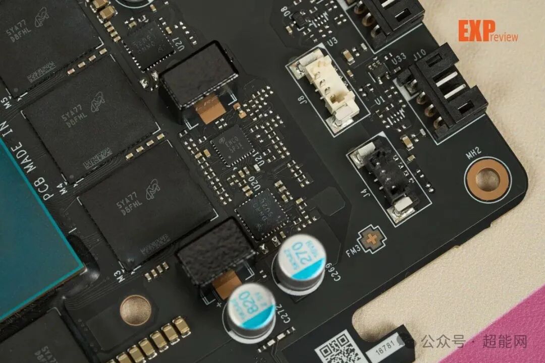 显卡PCB上显存供电PWM控制器芯片特写