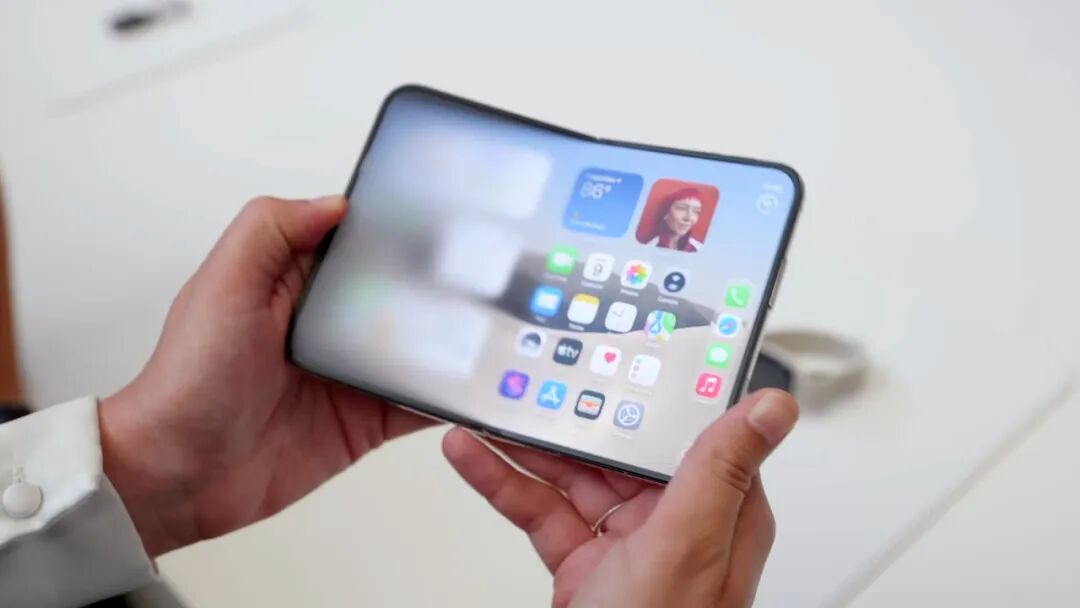 展开的 iPhone Duo 折叠屏界面