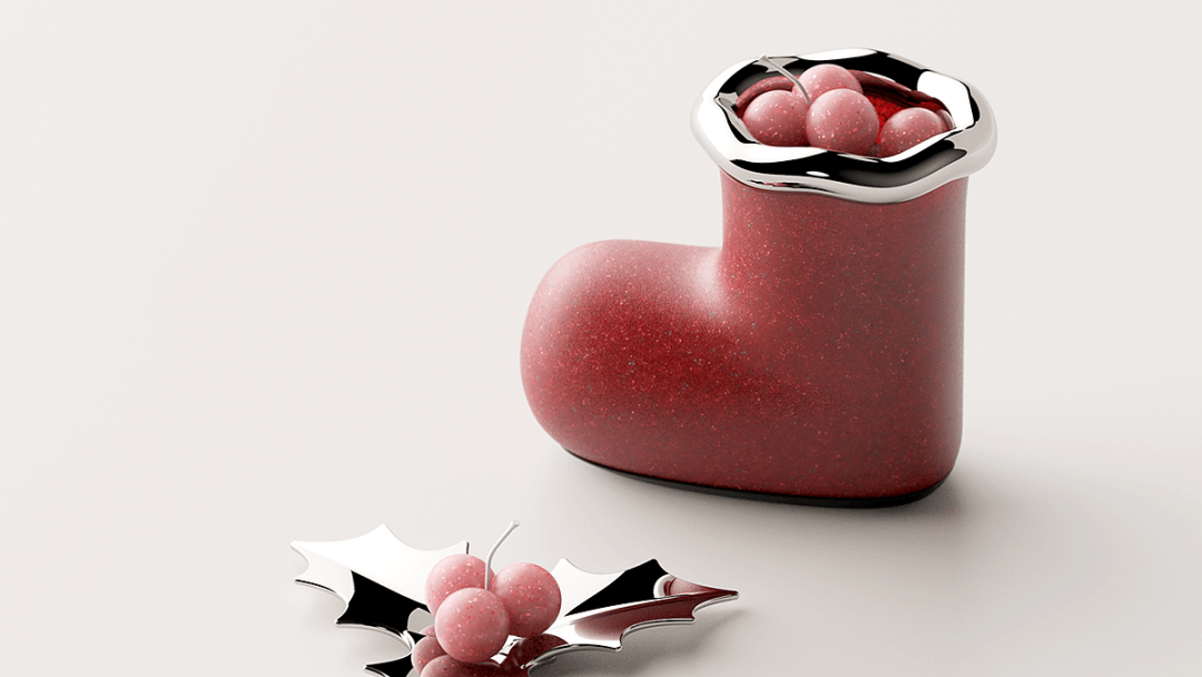 红色圣诞靴容器与银色冬青叶装饰