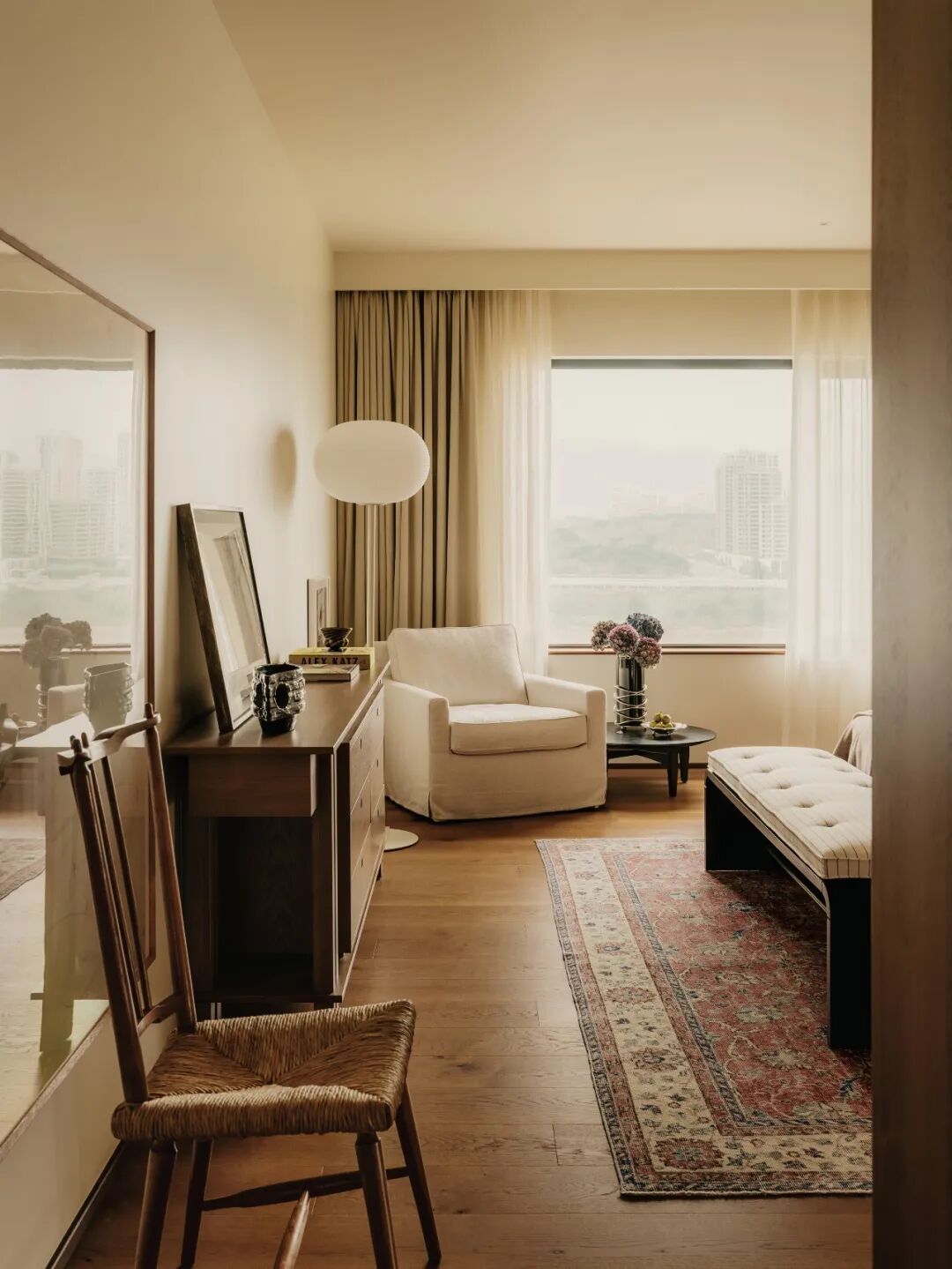 暖色调室内，草编椅与沙发