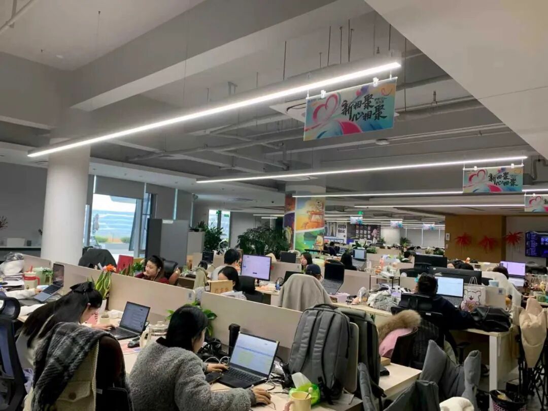 讯飞音乐现代化办公室场景