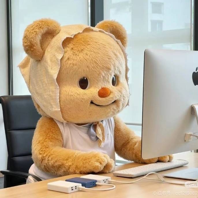 [图4：一个玩偶坐在电脑前，寓意轻松开启编程学习之旅。]