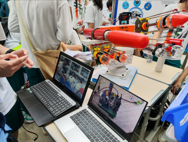 科技展览上的学生项目展示