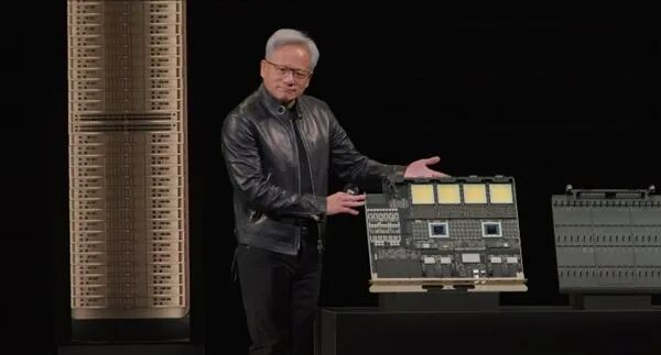 黄仁勋在GTC现场展示Rubin Ultra计算硬件模型