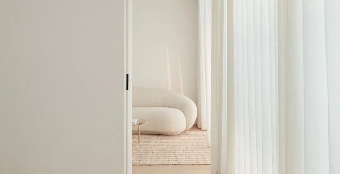 从门缝视角看入极简风格的室内空间