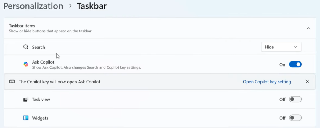 Windows 11任务栏个性化设置界面，展示Ask Copilot开关