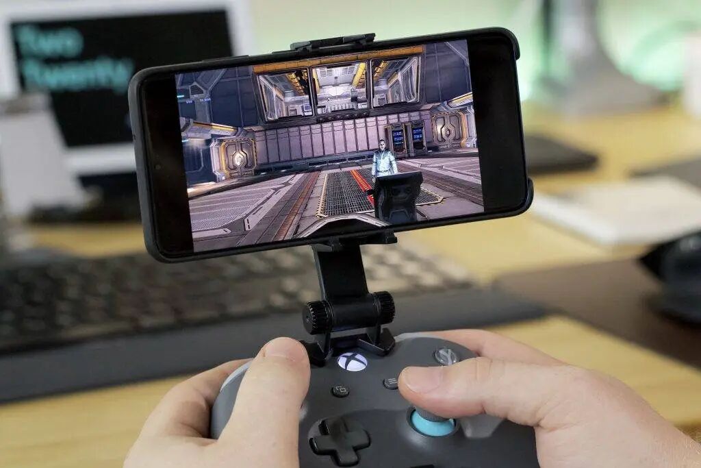手机通过支架连接Xbox手柄进行游戏