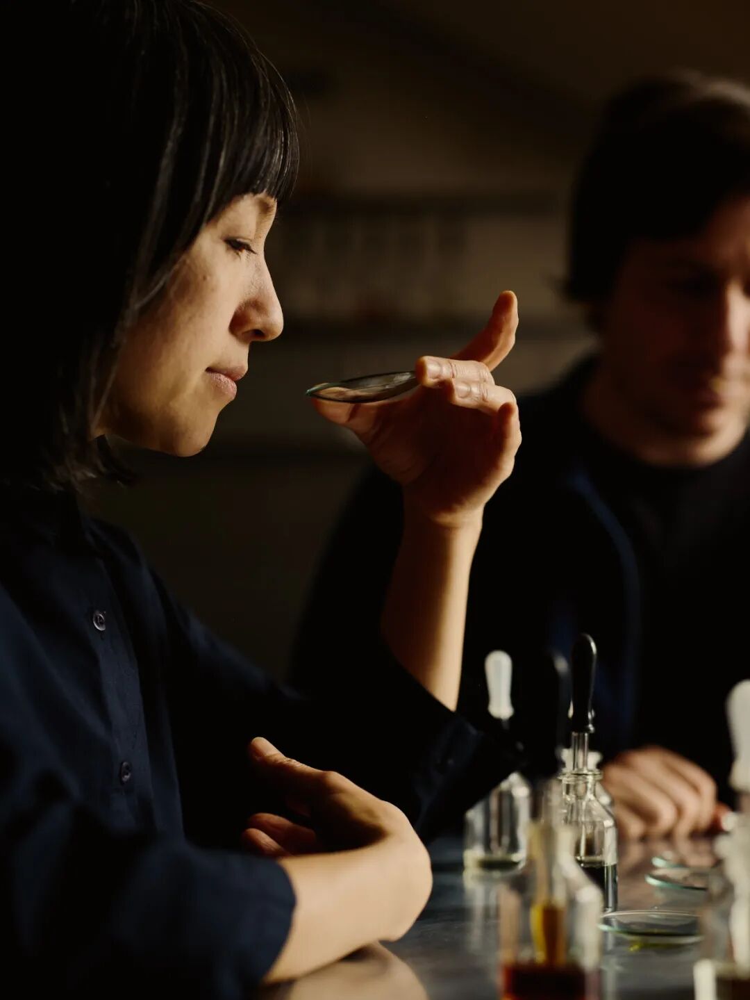 调香师闻香过程特写