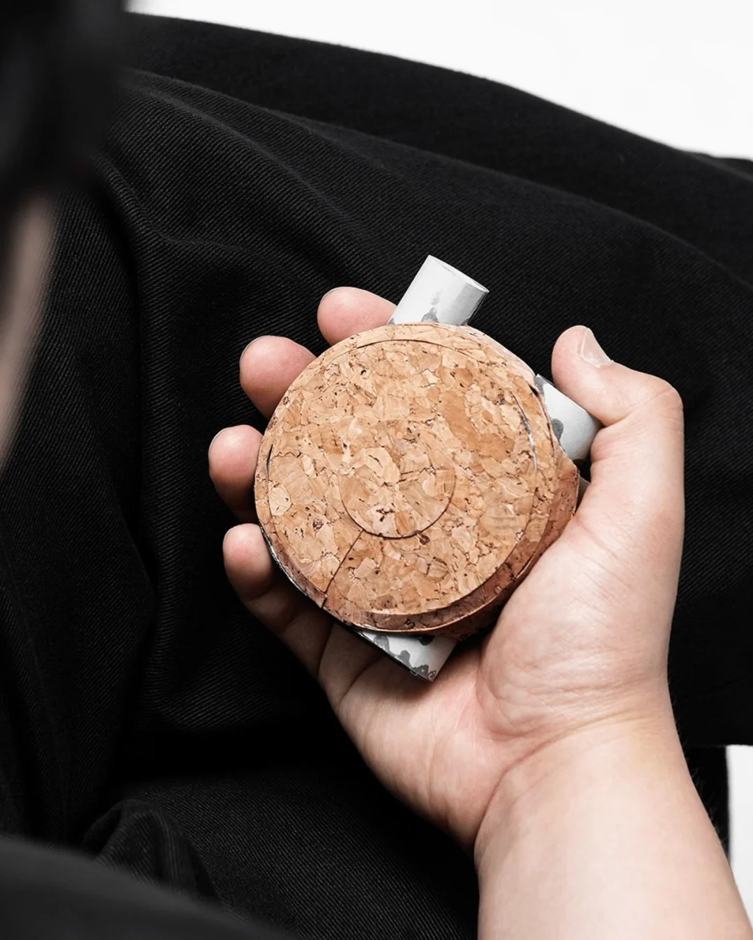 手握软木圆形物体