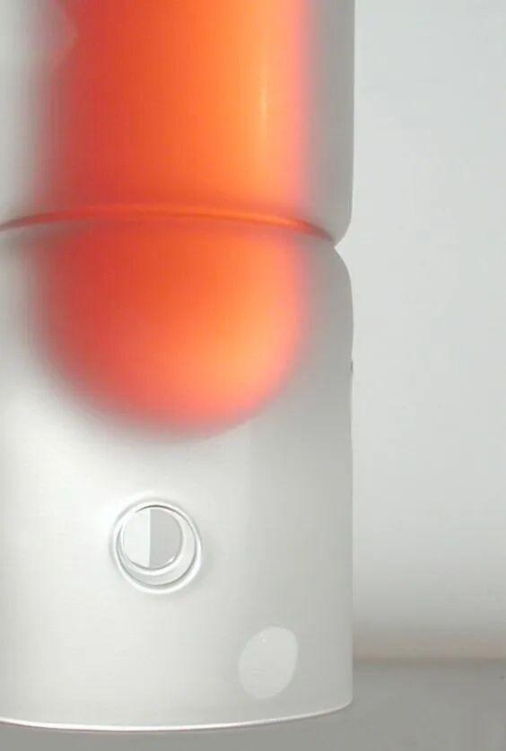 内部发出橙红色光的白色磨砂圆柱设备
