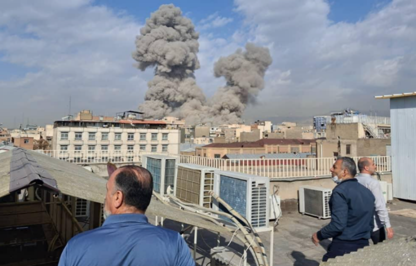 城市屋顶视角，远处有爆炸烟雾