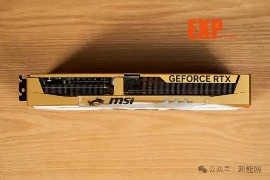 金色MSI显卡包装盒放置在桌面上